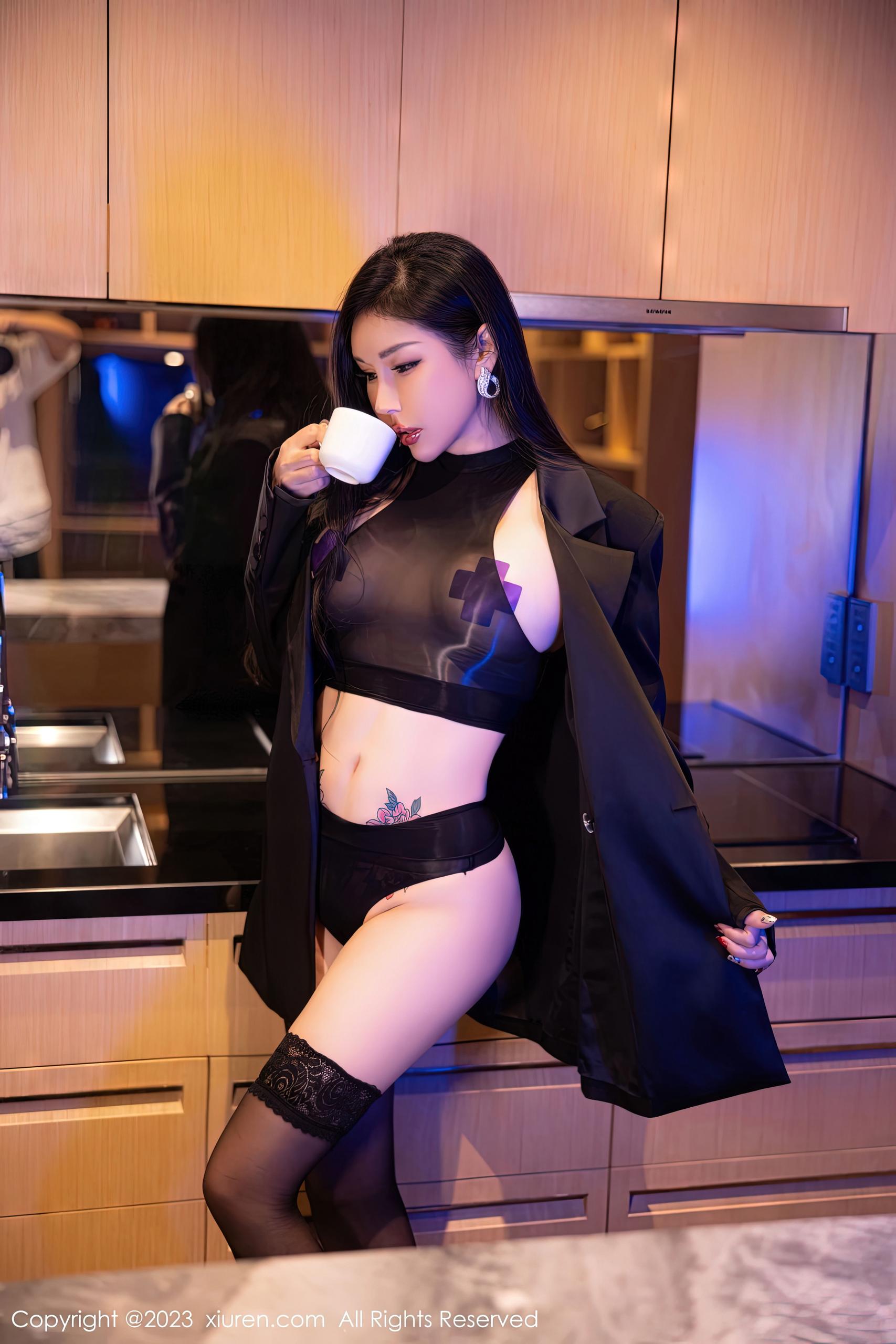 穿成黑红女星的四岁女儿！南京大屠杀上流社会女人
